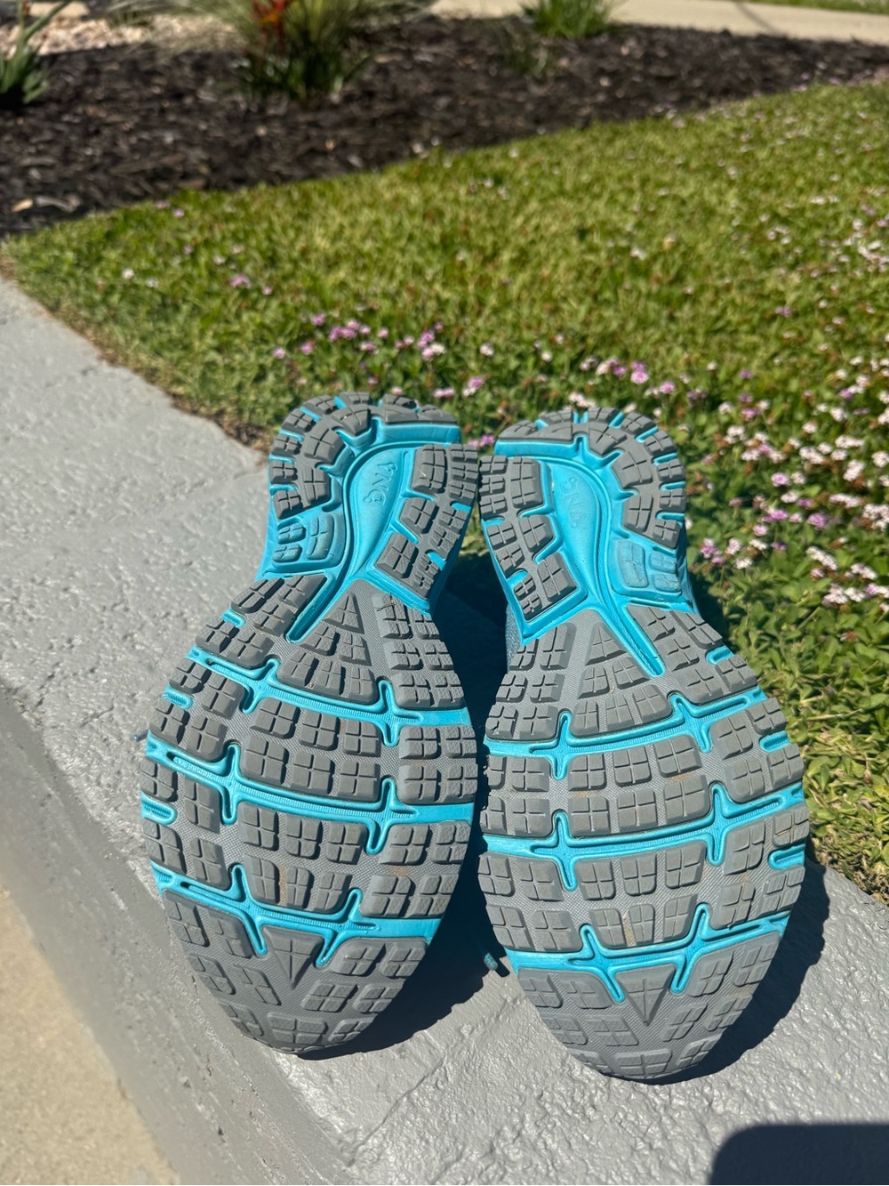 Brooks gray and teal women's running shoes - Picture 4 of 5
